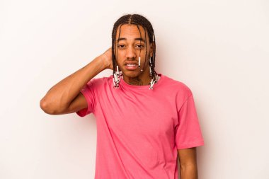 Beyaz arka planda izole edilmiş genç Afrikalı Amerikalı adam yorgun ve uykulu..