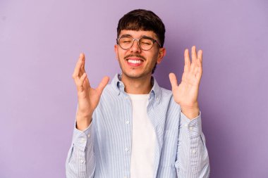 Mor arka planda izole edilmiş beyaz bir adam neşeli bir şekilde gülüyor. Mutluluk kavramı.