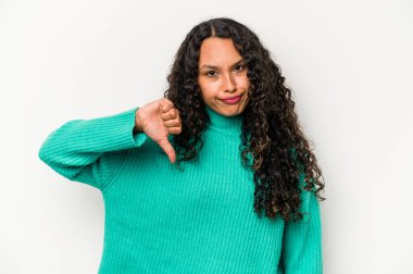 Beyaz arka planda izole edilmiş genç İspanyol bir kadın hoşlanmadığı bir hareket gösteriyor. Anlaşmazlık konsepti.