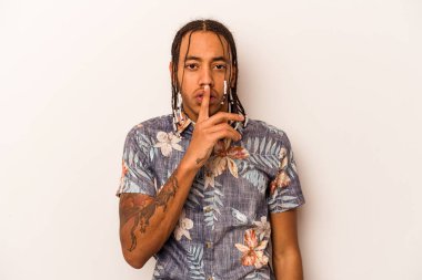 Beyaz arka planda izole edilmiş genç Afrikalı Amerikalı bir adam ya sır saklıyor ya da sessizlik istiyor..