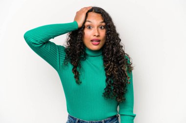 Beyaz arka planda izole edilmiş genç İspanyol kadın şok geçiriyordu. Önemli bir buluşmayı hatırladı..