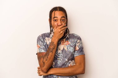 Genç Afrikalı Amerikalı adam beyaz arka planda izole edilmiş korkmuş ve korkmuş..