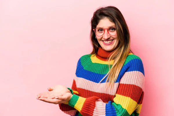 Junge Kaukasische Frau Isoliert Auf Rosa Hintergrund Hält Eine Kopie — Stockfoto