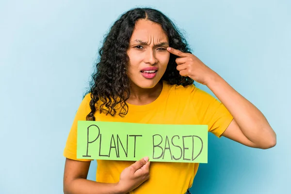 Ung Latinamerikansk Kvinna Håller Växt Baserad Skylt Isolerad Blå Bakgrund — Stockfoto