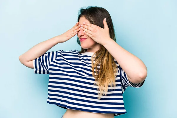 Giovane Donna Caucasica Isolata Sfondo Blu Paura Che Copre Gli — Foto Stock