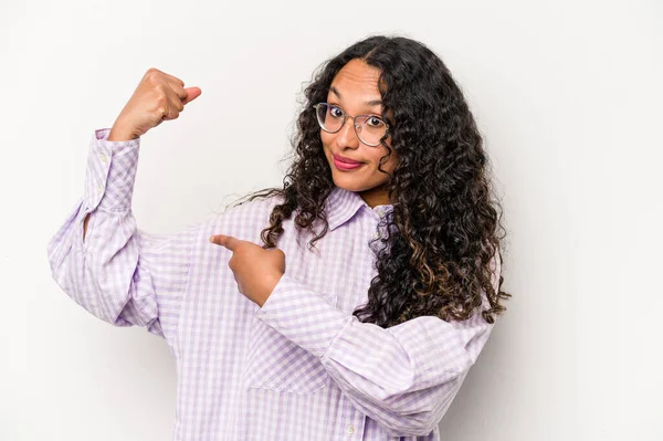 Young Hispanic Woman Isolated White Background Showing Strength Gesture Arms — Foto Stock