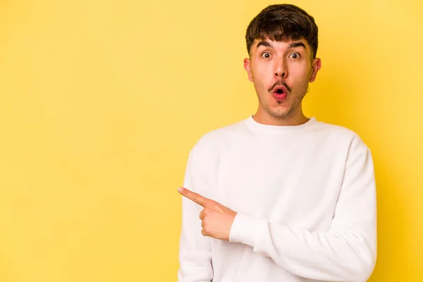 Jovem Caucasiano Isolado Fundo Amarelo Apontando Para Lado — Fotografia de Stock