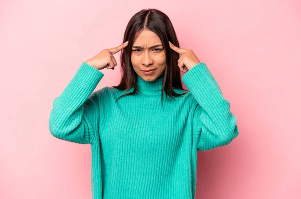 Ung Latinamerikansk Kvinna Isolerad Rosa Bakgrund Fokuserad Uppgift Hålla Pekfingrar — Stockfoto