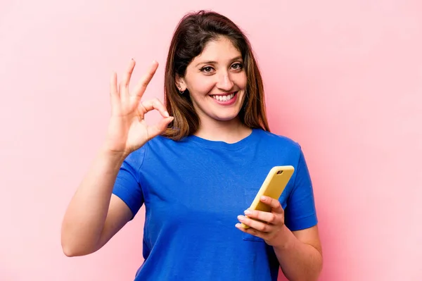 Joven Mujer Caucásica Sosteniendo Teléfono Móvil Aislado Sobre Fondo Rosa —  Fotos de Stock