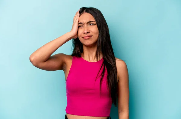 Jonge Latino Vrouw Geïsoleerd Blauwe Achtergrond Moe Zeer Slaperig Houden — Stockfoto