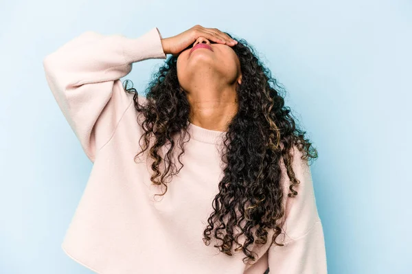 Jonge Spaanse Vrouw Geïsoleerd Blauwe Achtergrond Lacht Vreugdevol Handen Het — Stockfoto