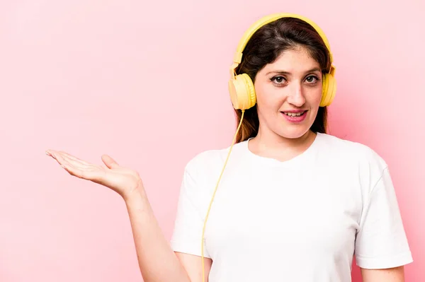 Young Caucasian Woman Listening Music Isolated Pink Background Showing Copy — Φωτογραφία Αρχείου
