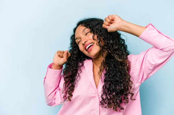 Jonge Spaanse Vrouw Geïsoleerd Blauwe Achtergrond Vieren Een Speciale Dag — Stockfoto