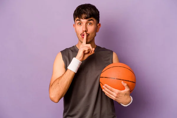 Молодой Латиноамериканец Баскетболист Изолированный Фиолетовом Фоне Хранит Секрет Просит Тишины — стоковое фото