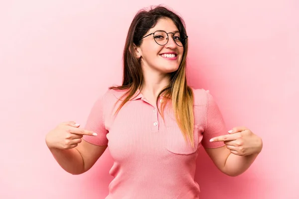 Giovane Donna Caucasica Isolata Sfondo Rosa Punta Verso Basso Con — Foto Stock