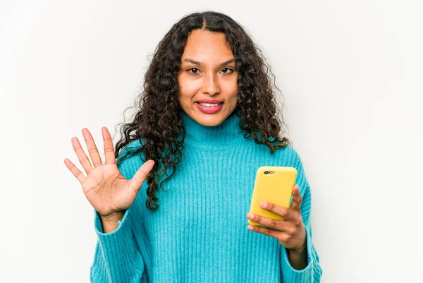 Junge Hispanische Frau Hält Handy Isoliert Auf Weißem Hintergrund Und — Stockfoto