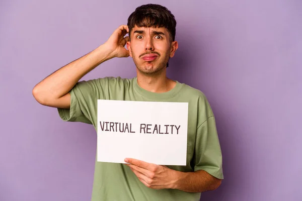 Joven Hombre Hispano Sosteniendo Cartel Realidad Virtual Aislado Sobre Fondo —  Fotos de Stock