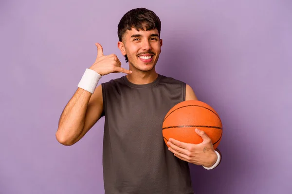 Mladý Hispánský Basketbalista Muž Izolovaný Fialovém Pozadí Ukazující Gesto Mobilního — Stock fotografie