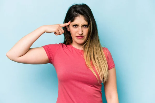 Mulher Caucasiana Jovem Isolado Fundo Azul Apontando Templo Com Dedo — Fotografia de Stock