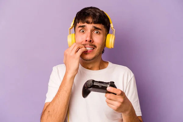 Joven Hispano Jugando Con Controlador Videojuegos Aislado Sobre Fondo Púrpura —  Fotos de Stock