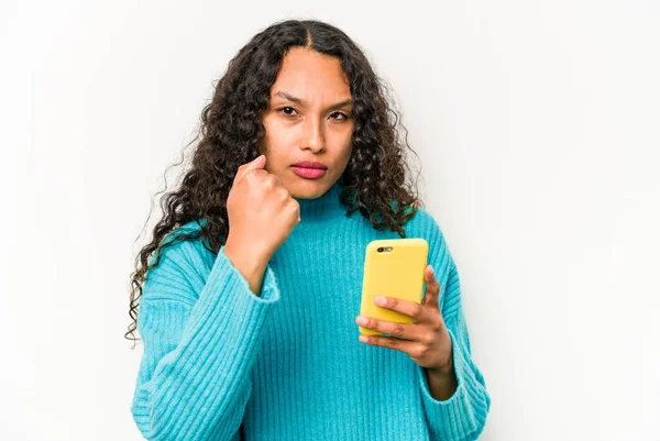 Молода Іспаномовна Жінка Тримає Мобільний Телефон Ізольовано Білому Тлі Показуючи — стокове фото
