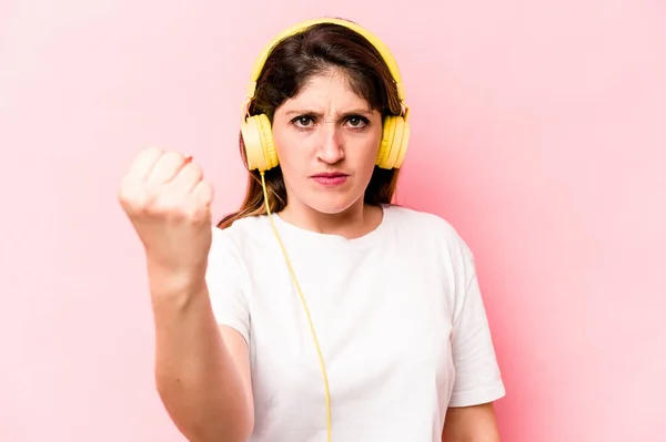 Νεαρή Καυκάσια Γυναίκα Που Ακούει Μουσική Απομονωμένη Ροζ Φόντο Που — Φωτογραφία Αρχείου