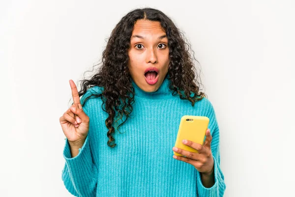 Ung Latinamerikansk Kvinna Som Håller Mobiltelefon Isolerad Vit Bakgrund Har — Stockfoto