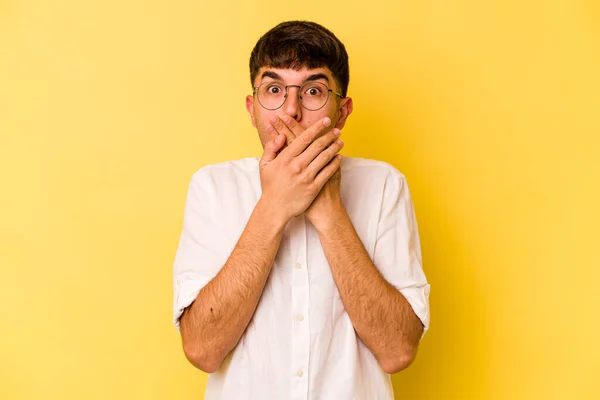 Young Caucasian Man Isolated Yellow Background Shocked Covering Mouth Hands — Stock Photo, Image