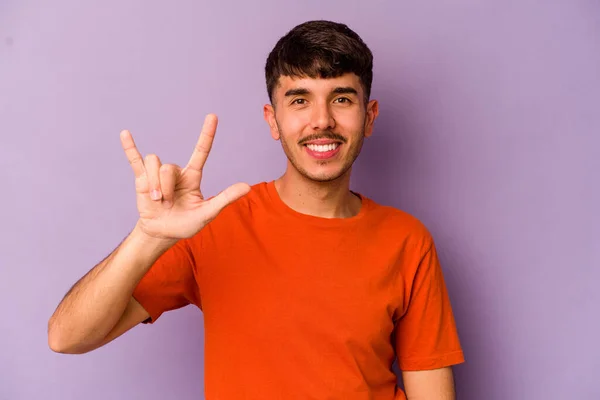 Joven Hombre Caucásico Aislado Sobre Fondo Púrpura Mostrando Gesto Cuernos —  Fotos de Stock