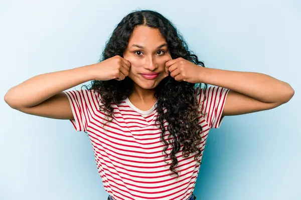 Young Hispanic Woman Isolated Blue Background Doubting Two Options — Stock Photo, Image