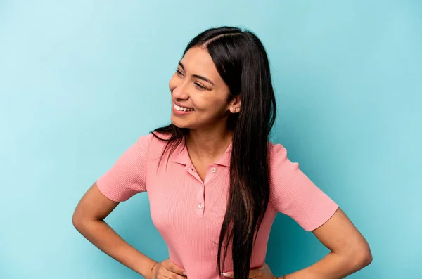 Mujer Hispana Joven Aislada Sobre Fondo Azul Confiada Manteniendo Las — Foto de Stock