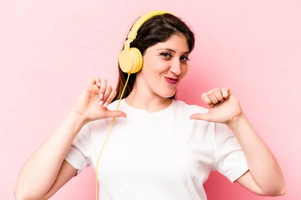 Young Caucasian Woman Listening Music Isolated Pink Background Feels Proud — Φωτογραφία Αρχείου