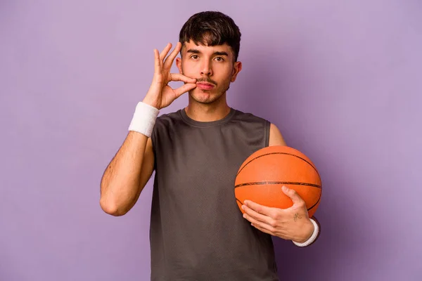 Mladý Hispánský Basketbalista Muž Izolovaný Fialovém Pozadí Prsty Rtech Drží — Stock fotografie