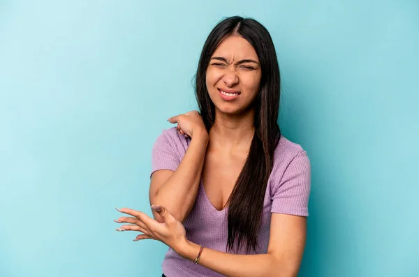 Jonge Spaanse Vrouw Geïsoleerd Blauwe Achtergrond Masseren Elleboog Lijden Een — Stockfoto