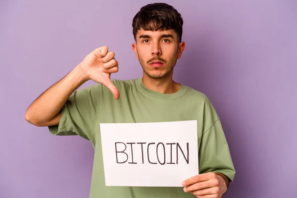 Jeune Homme Hispanique Tenant Bitcoin Placard Isolé Sur Fond Violet — Photo