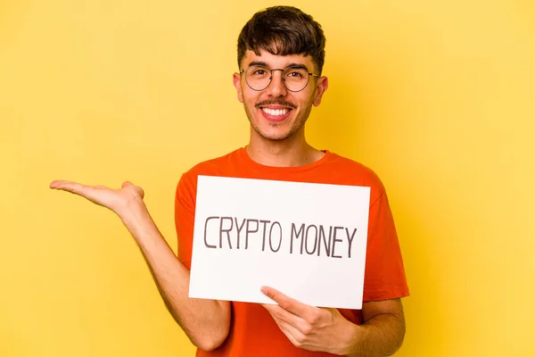 Joven Hispano Sosteniendo Cartel Criptográfico Aislado Sobre Fondo Amarillo Mostrando — Foto de Stock