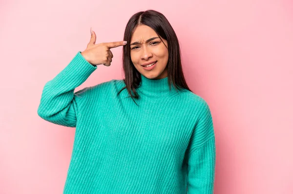 Junge Hispanische Frau Isoliert Auf Rosa Hintergrund Zeigt Eine Enttäuschende — Stockfoto