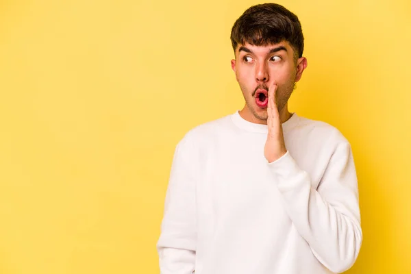 Ung Kaukasisk Man Isolerad Gul Bakgrund Säger Hemlig Het Bromsnyheter — Stockfoto