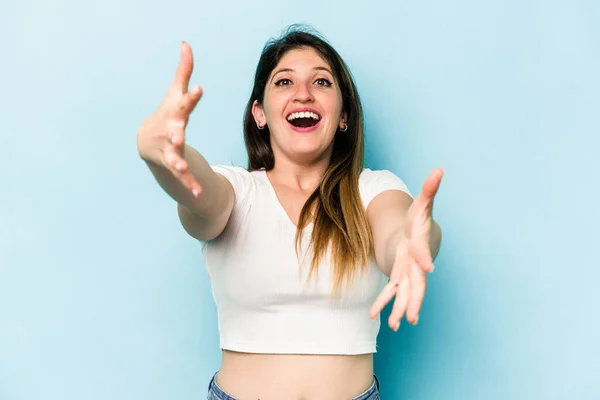 Jovem Caucasiana Isolada Fundo Azul Comemorando Uma Vitória Sucesso Ele — Fotografia de Stock