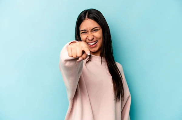 Mujer Hispana Joven Aislada Sobre Fondo Azul Sonrisas Alegres Apuntando — Foto de Stock