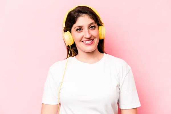 Young Caucasian Woman Listening Music Isolated Pink Background Happy Smiling — Φωτογραφία Αρχείου