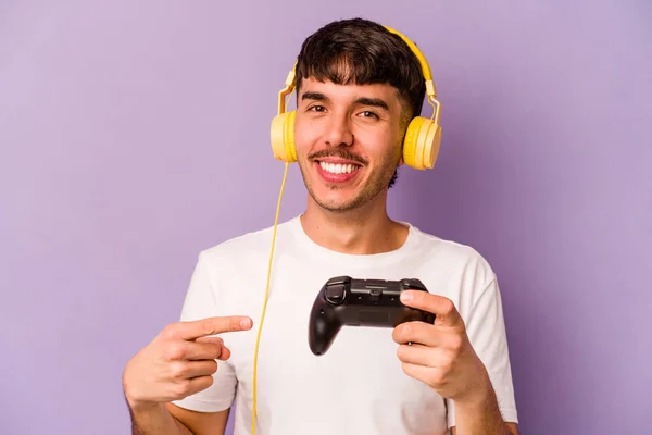 Jovem Hispânico Jogando Com Controlador Videogame Isolado Fundo Roxo Sorrindo — Fotografia de Stock