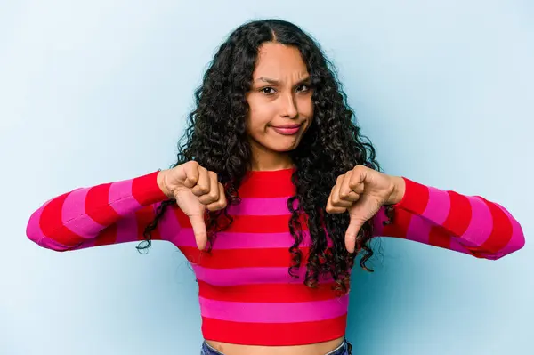 若いヒスパニック系の女性は親指を示す青の背景に隔離されました 失望の概念 — ストック写真
