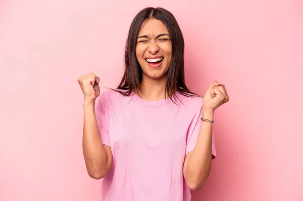 Ung Latinamerikansk Kvinna Isolerad Rosa Bakgrund Jublande Bekymmerslös Och Upphetsad — Stockfoto