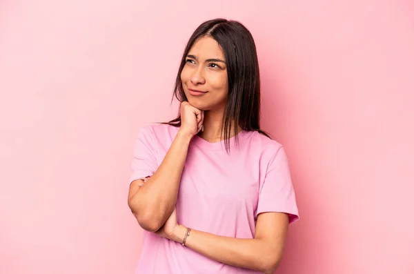 Jovem Hispânica Isolada Sobre Fundo Rosa Pensando Olhando Para Cima — Fotografia de Stock