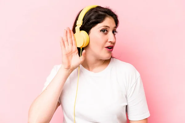 Young Caucasian Woman Listening Music Isolated Pink Background Trying Listening — Φωτογραφία Αρχείου