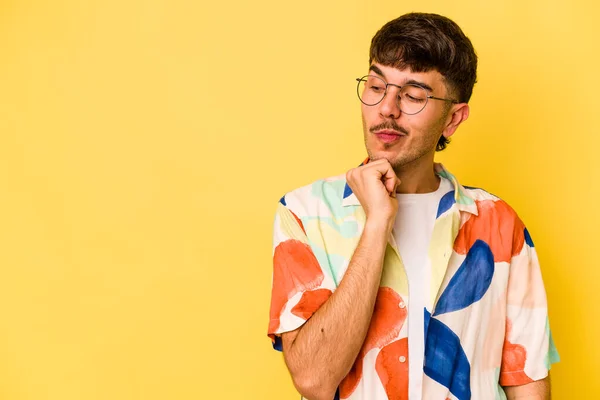 Jovem Caucasiano Isolado Fundo Amarelo Olhando Para Lados Com Expressão — Fotografia de Stock