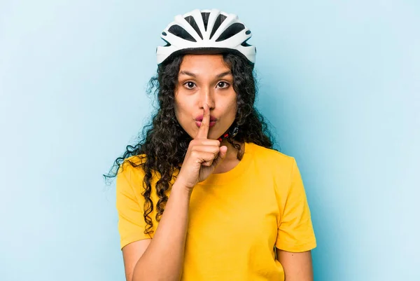 Ung Latinamerikansk Kvinna Bär Hjälm Cykel Isolerad Blå Bakgrund Hålla — Stockfoto