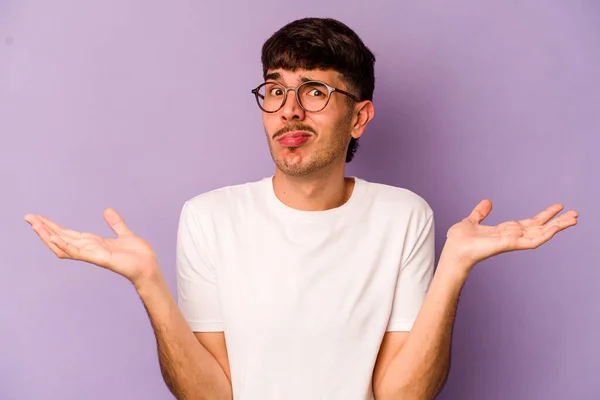 Young Caucasian Man Isolated Purple Background Doubting Shrugging Shoulders Questioning — Stock Photo, Image