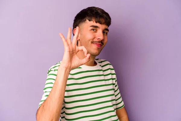 Homem Caucasiano Jovem Isolado Fundo Roxo Pisca Olho Mantém Gesto — Fotografia de Stock